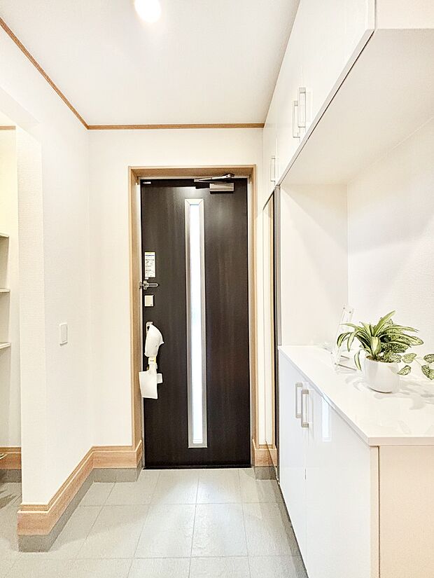 明るい陽光が入り込む玄関。ご家族の靴もスッキリ収納できる玄関収納付き！