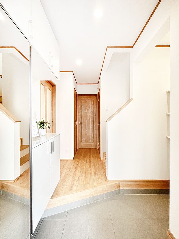 ミラー付きシューズボックスはお出かけ前の身だしなみチェックに便利