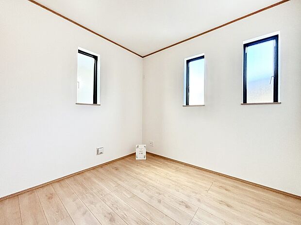 2面採光で気持ちよく自然光が取り入れられるのでお子様のお部屋にもピッタリ