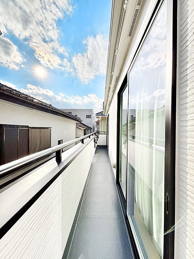 2部屋にまたがる広いバルコニー。晴れた日には洗濯物も気持ちよく干せそうですね。