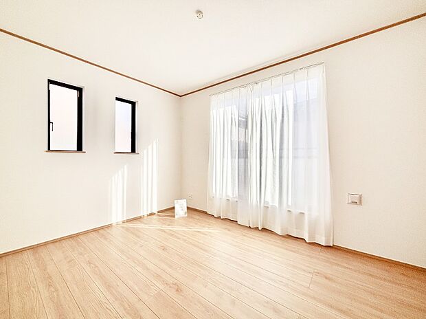 バルコニーが開放感をプラスしてくれる洋室