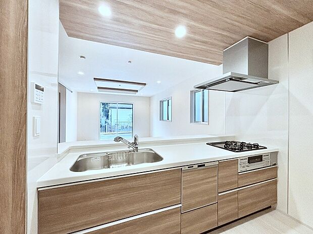 リビングで遊ぶお子様を見守りながらお料理ができる対面キッチン