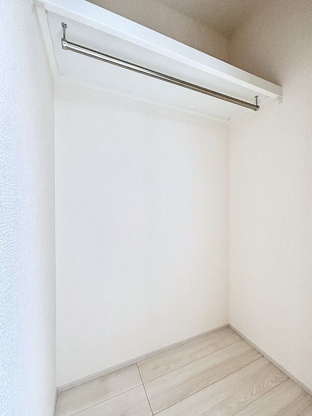 洋室のクローゼット。奥行きがあるので厚手の衣類もすっきり収まります。