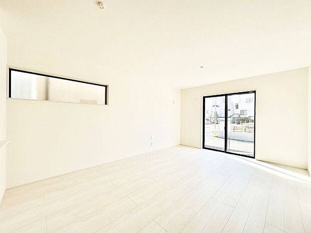 大きな窓からたっぷりの陽光と風を感じられるリビング