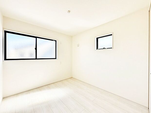 窓からのやさしい光が心地よいプライベートルーム