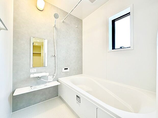 一日の疲れを癒してくれる明るい清潔感のあるバスルーム