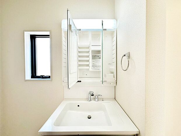 三面鏡の裏に、化粧品や衛生用品などを収納可能。洗面台をすっきりと保ちます!