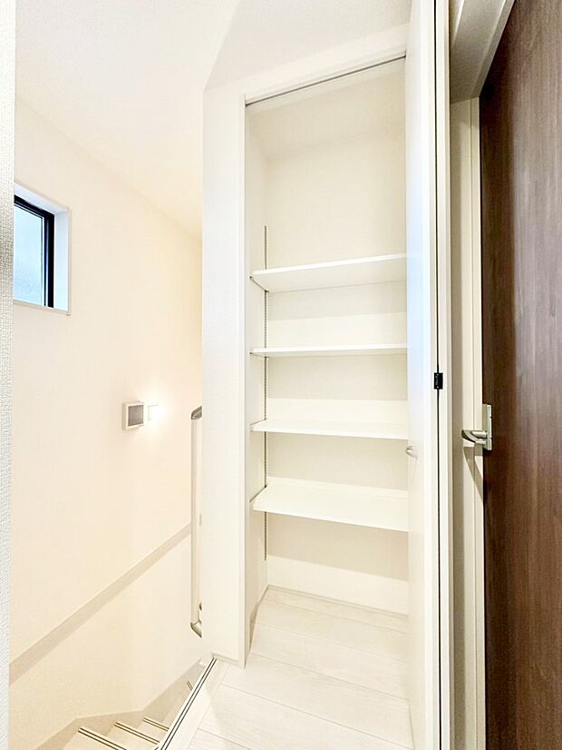 掃除用具や生活雑貨の保管に便利な廊下収納