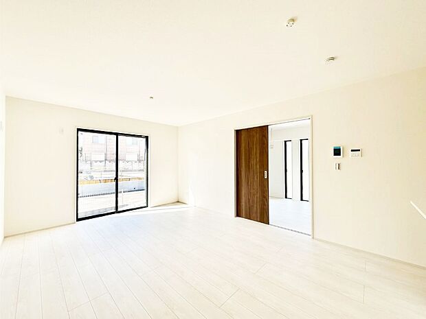 隣接の洋室を開放すればさらに広々空間に