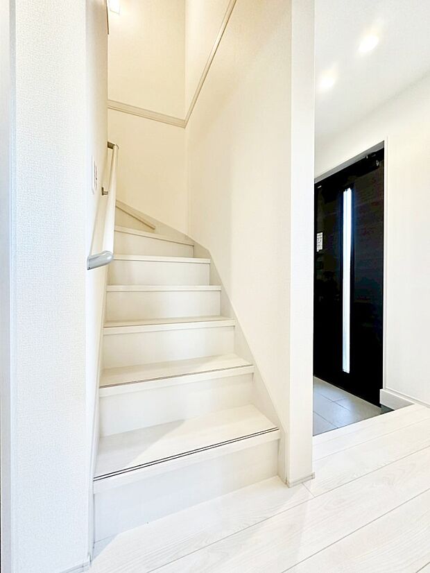 階段は手すり付きなので小さなお子さまやご高齢の方も安心です