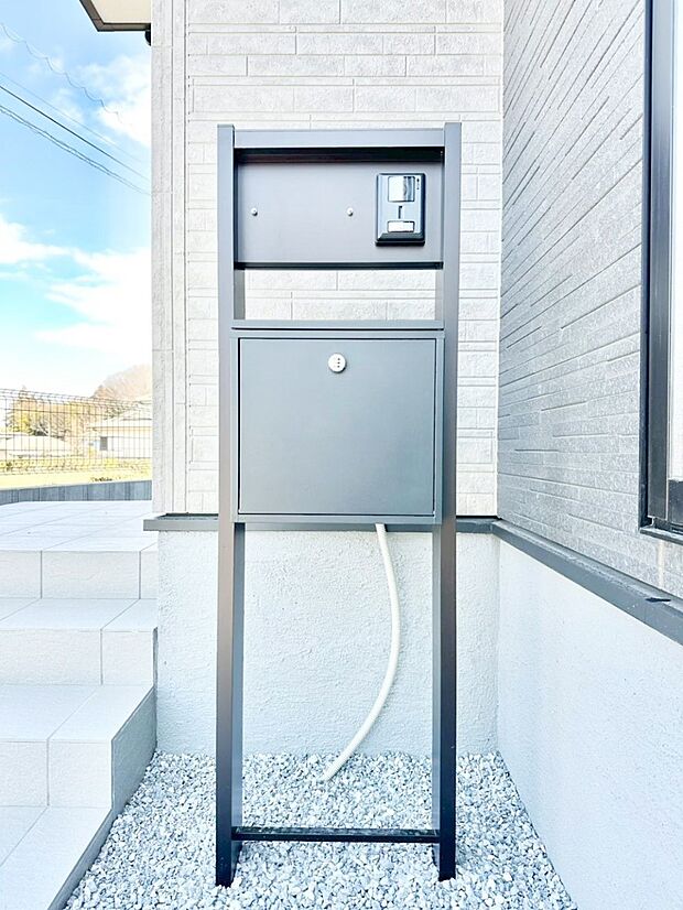 シンプルなデザインのポスト