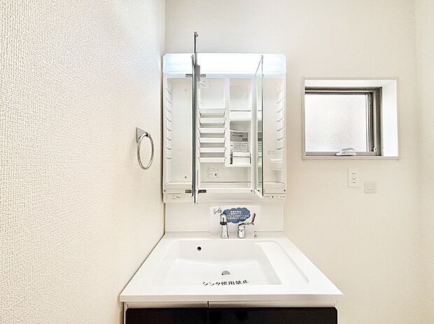 三面鏡の裏に、化粧品や衛生用品などを収納可能。洗面台をすっきりと保ちます！  