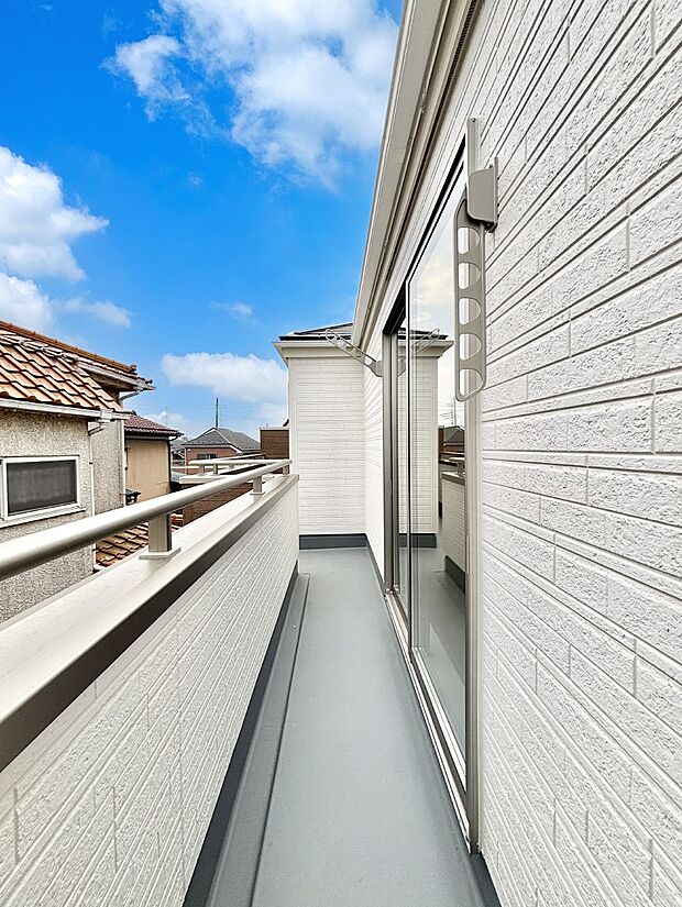 ゆったりバルコニーだから沢山お洗濯ものを干せます。