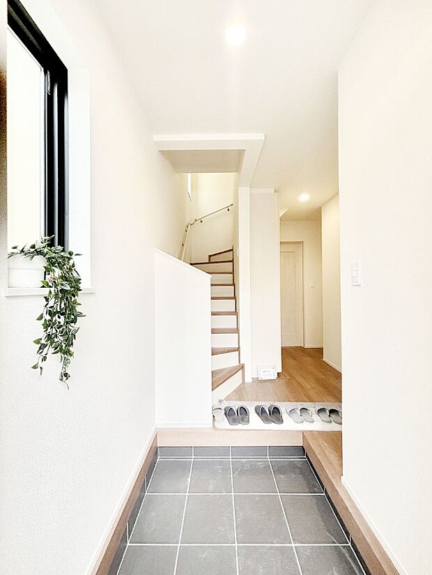 ご家族やお客様を気持ちよくお出迎えできる穏やかな雰囲気の玄関です。