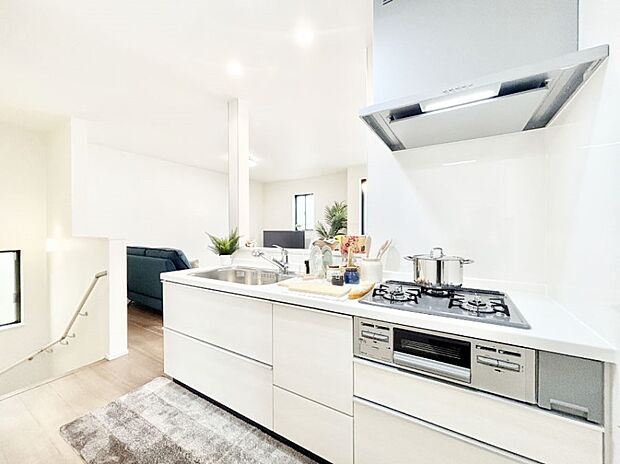 システムキッチンはシンプルでスッキリした飽きの来ないデザインなので永く使えそう!