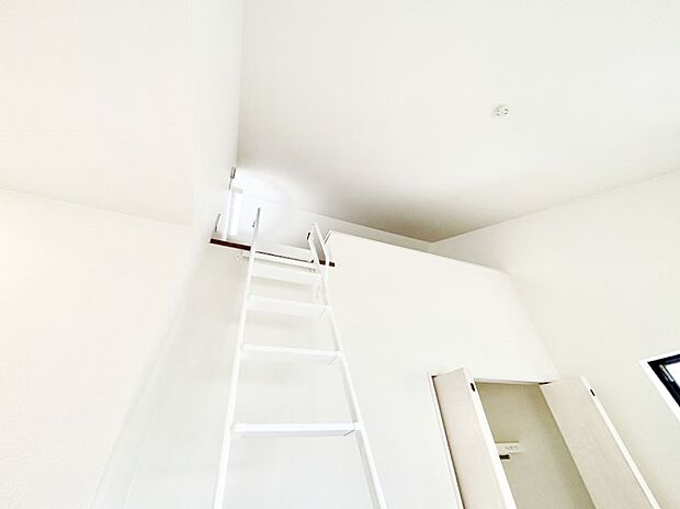 お部屋を有効活用できるロフト付き。季節品などスッキリ片付けられます!
