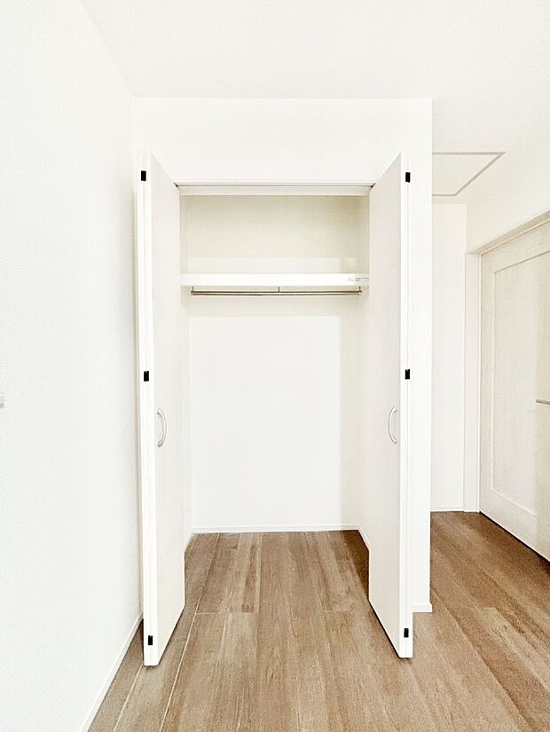 毎日着る衣類や荷物などの収納に便利なクローゼット付きです。