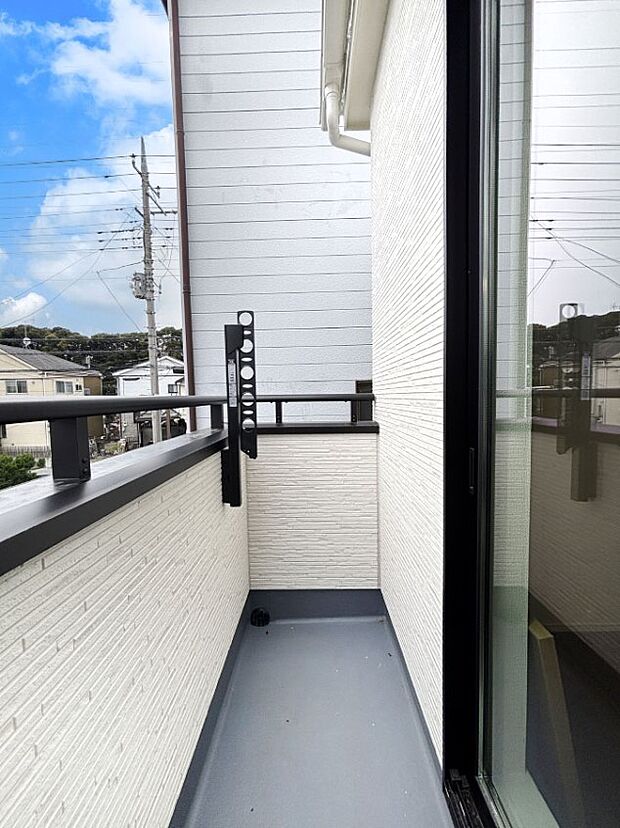 暖かな陽光が降り注ぐバルコニーはお洗濯におすすめ。爽やかな風も心地よいです。