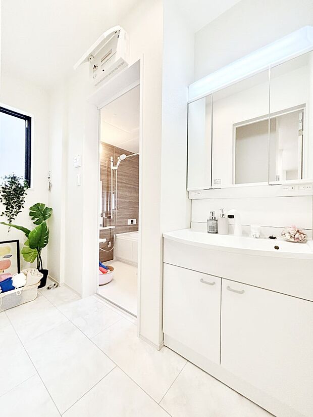 清潔感のある快適空間です。毎日の身支度も気持ち良くお使い頂けます。 