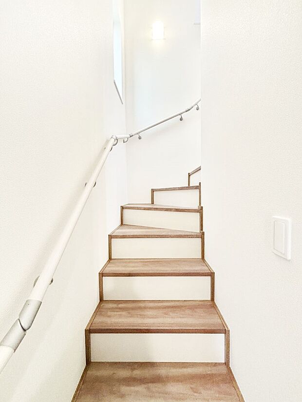 小さなお子様やご年配の方に嬉しい配慮!階段には手摺付きです。