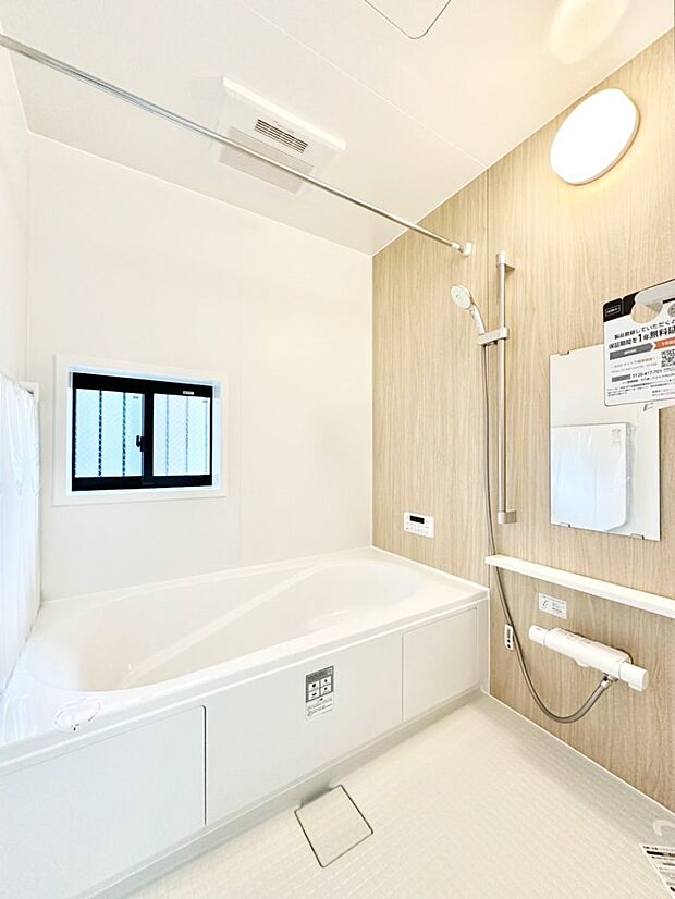 一日の疲れを癒してくれる明るい清潔感のあるバスルーム