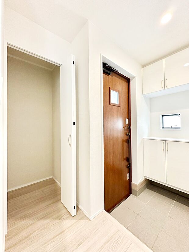 掃除用具や生活雑貨の保管に便利な廊下収納