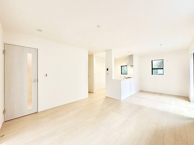 ご家族の賑やかな話し声で包まれる明るいリビング