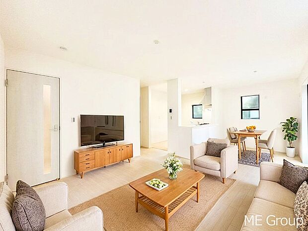 落ち着いた雰囲気のLDKは家族みんなの快適空間※家具はCGです