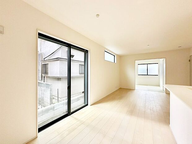 大きな窓からたっぷりの陽光と風を感じられるリビング