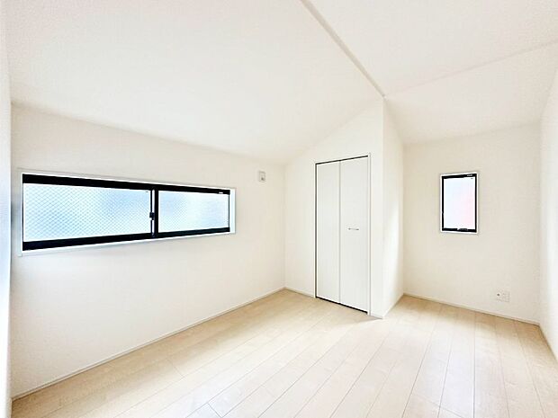 窓からのやさしい光が心地よいプライベートルーム