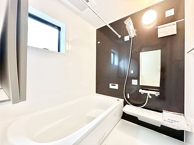 一日の疲れを癒してくれる明るい清潔感のあるバスルーム