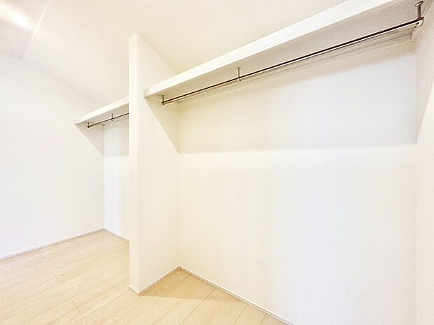 ウォークインクローゼットの活用で生活空間スッキリ