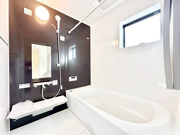 一日の疲れを癒してくれる明るい清潔感のあるバスルーム