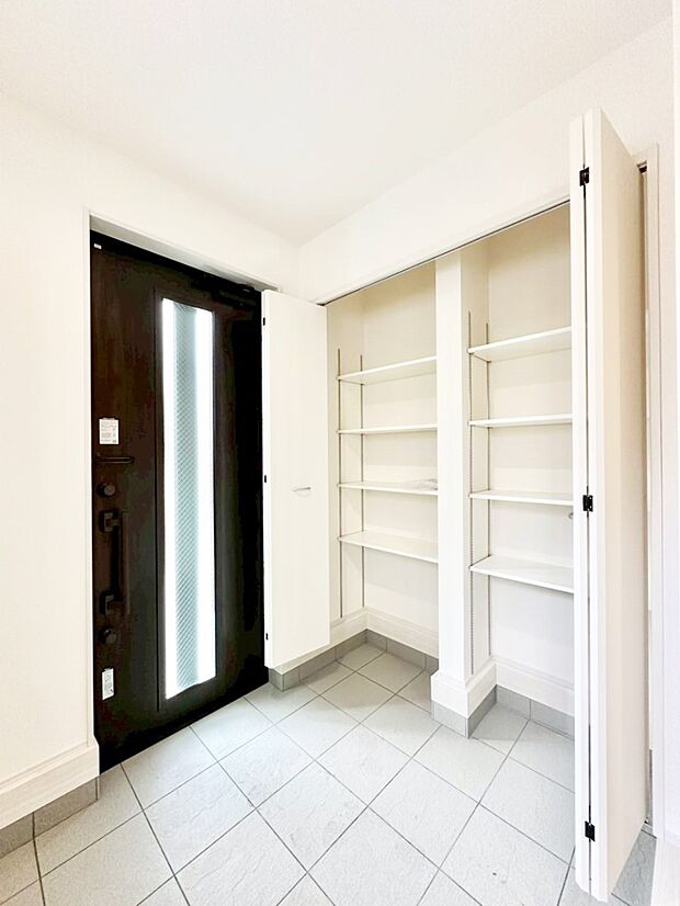 収納力ある下駄箱の活用で玄関廻りはいつでもスッキリ