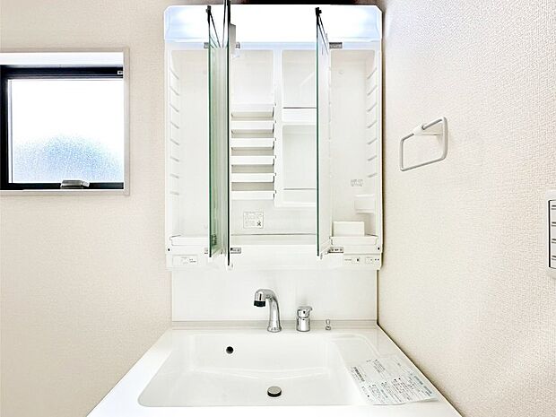 三面鏡の裏に、化粧品や衛生用品などを収納可能。洗面台をすっきりと保ちます！