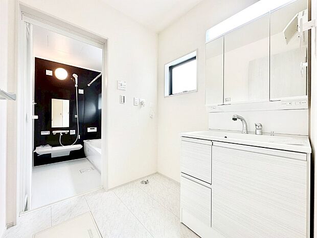 清潔感ある洗面化粧室で朝の身支度も快適