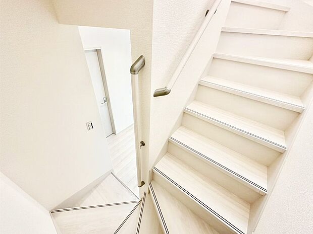 階段は手すり付きなので小さなお子さまやご高齢の方も安心です