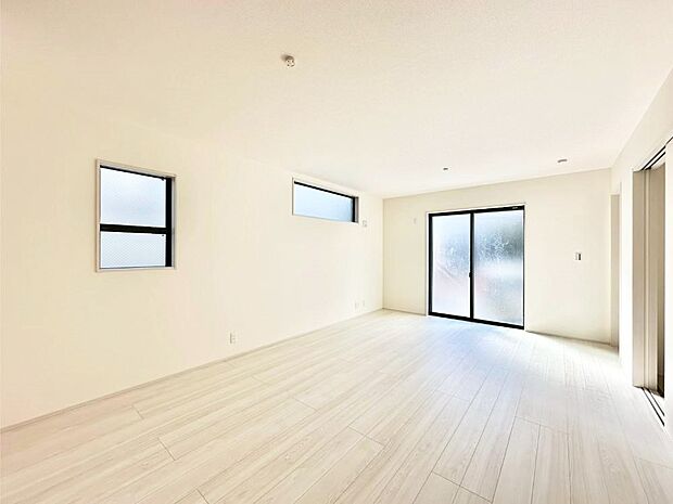 大きな窓からたっぷりの陽光と風を感じられるリビング