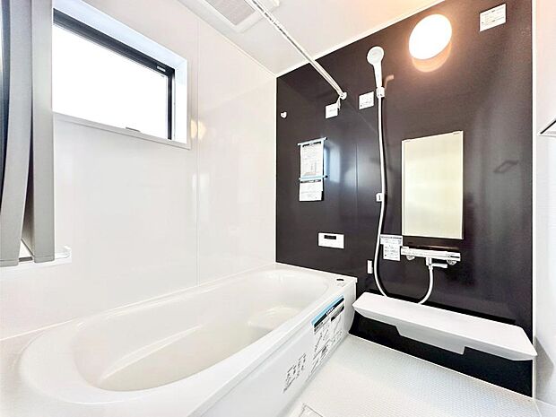 一日の疲れを癒してくれる明るい清潔感のあるバスルーム