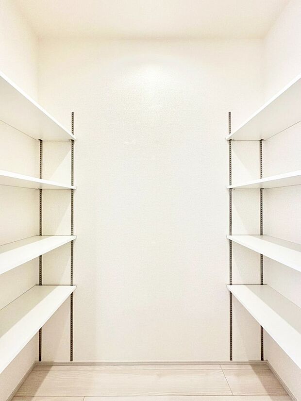 食品のストックや調理器具の保管に便利な可動棚付きパントリー