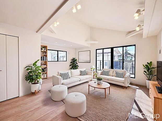 プライバシーも守れる2階リビングは明るく開放感たっぷり ※家具はCGです