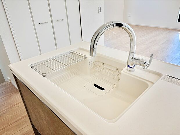 広々としたシンクでお料理やお皿洗いもラクラク快適に！
