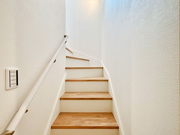 安全性を考慮し階段には手すりを設置しています