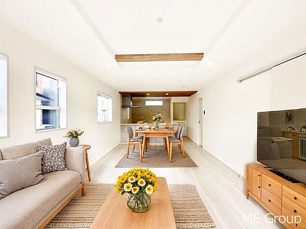 お洒落で開放感がプラスされる折上天井があるリビング　※家具はCGです