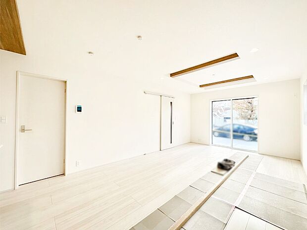 大きな窓からたっぷりの陽光と風を感じられるリビング