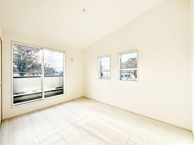 明るいバルコニーサイドに洋室を設置。目覚めの良い寝室に。