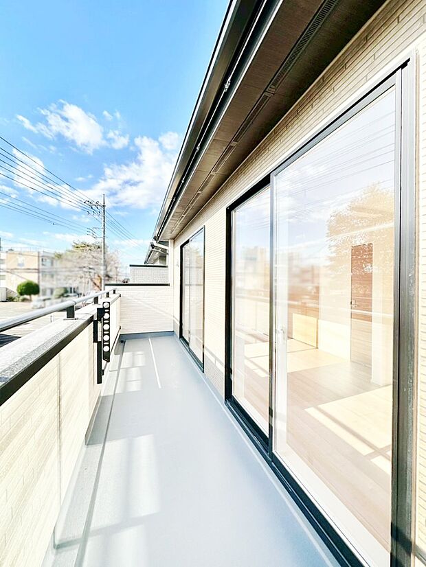 暖かな陽光が降り注ぐバルコニーはお洗濯におすすめ。爽やかな風も心地よいです。