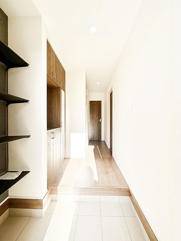 散らかりがちな玄関もスッキリの玄関収納付