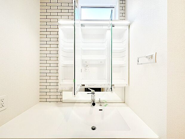 三面鏡の裏に、化粧品や衛生用品などを収納可能。洗面台をすっきりと保ちます!