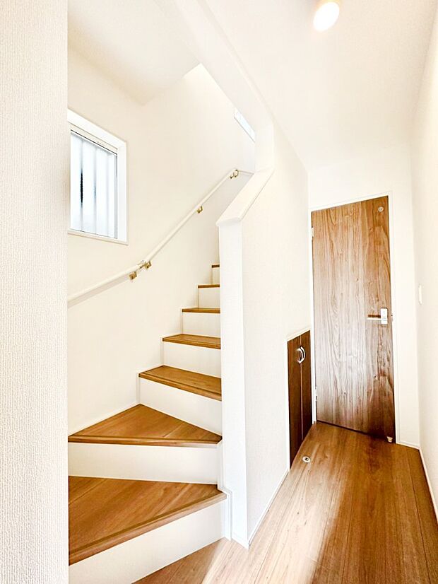 安全性を考慮し階段には手すりを設置しています